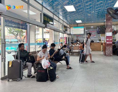 Tại Ga Đà Nẵng, nhiều người dân có mặt từ sớm để làm thủ tục lên tàu. Ảnh: KHÁNH NGÂN