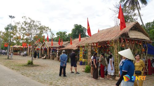 Không gian chợ quê Lộc Yên mang đậm bản sắc vùng quê xứ Tiên. Ảnh: D.LỆ