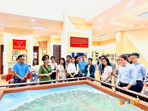 Đoàn công tác nghe thuyết minh viên giới thiệu về lịch sử, những dấu ấn hào hùng tại Nhà trưng bày Khu di tích Căn cứ Nước Oa.