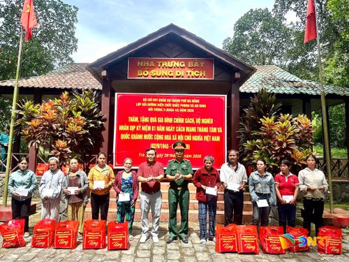 Đoàn công tác Lớp Bồi dưỡng kiến thức quốc phòng và an ninh đối tượng 3, khóa 42 thăm, tặng quà các gia đình chính sách, hộ nghèo tại xã Trà Tân.
