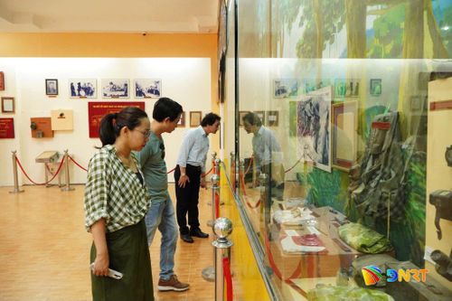 Đoàn công tác tham quan, tìm hiểu tư liệu, hiện vật tại Nhà trưng bày Khu di tích Căn cứ Nước Oa.
