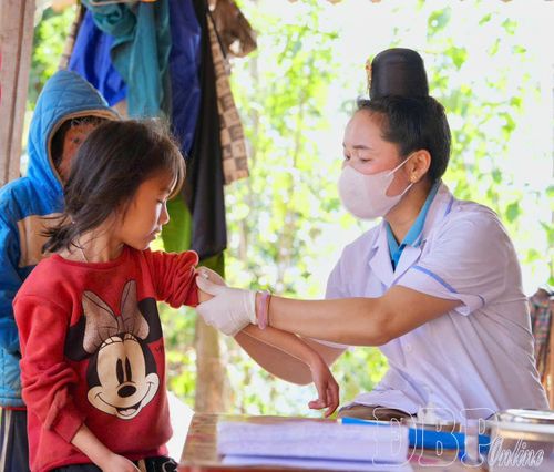 Cán bộ y tế xã Nà Bủng tiêm vắc xin phòng bệnh sởi cho trẻ em trên địa bàn.