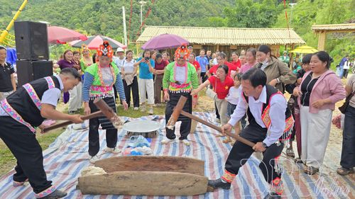 Phần thi giã bánh giầy sôi nổi, hấp dẫn.
