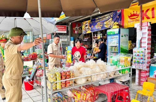 Lực lượng chức năng phường Mường Thanh nhắc nhở hộ kinh doanh chấm dứt tình trạng lấn chiến vỉa hè làm nơi buôn bán.