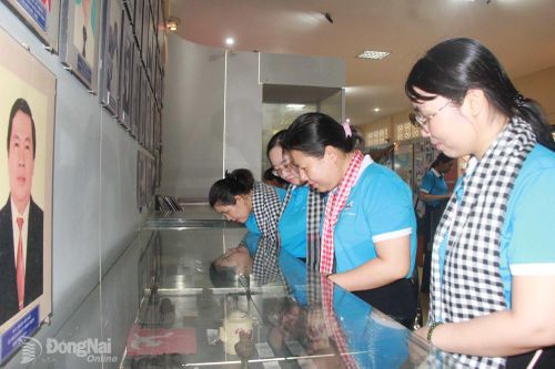 Cán bộ, đảng viên và chuyên viên cơ quan Hội Liên hiệp phụ nữ thành phố tham quan Nhà trưng bày cạnh Địa đạo Nhơn Trạch.