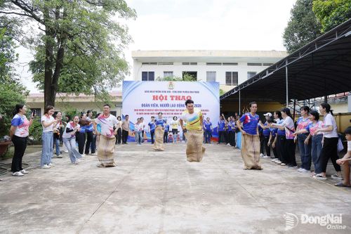Các đội tranh tài nội dung nhảy bao bố. Ảnh: Quang Minh