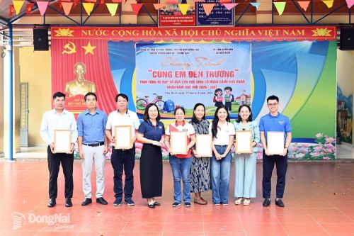 Ban tổ chức gửi Thư tri ân đến các đơn vị đồng tài trợ, các doanh nghiệp và mạnh thường quân đã đồng hành cùng chương trình. Ảnh: Thu Hiền