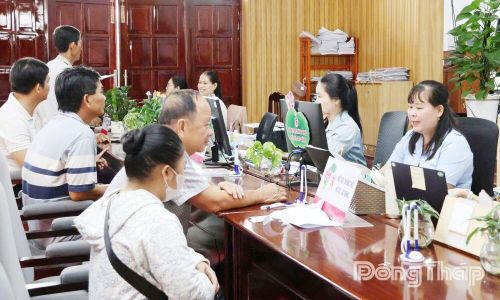 Công tác sắp xếp, bố trí, phân công cán bộ, công chức được thực hiện hợp lý, “đúng người, đúng việc”, phù hợp với năng lực chuyên môn (trong ảnh: Trung tâm Phục vụ hành chính công xã Mỹ Thọ).