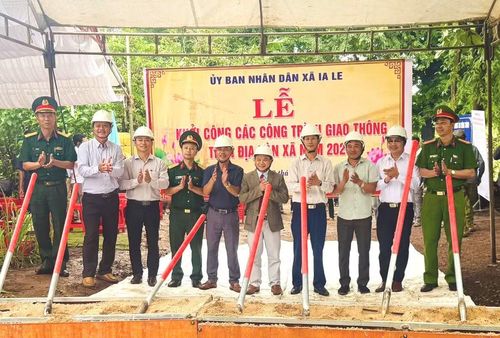  Các đại biểu thực hiện nghi thức khởi công tuyến đường thôn Kênh Hmek. Ảnh: L.H.M 