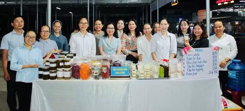  Gian hàng của Tiểu chủng viện Làng Sông tại “Phiên chợ số - Chuyển đổi xanh” xã Tuy Phước. Ảnh. Đinh Yến 