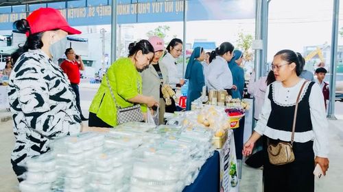  Nhiều sản phẩm tại Phiên chợ được người dân và hội viên ưa chuộng. Ảnh: Đinh Yến 