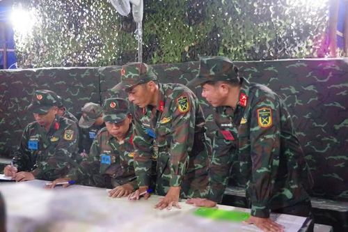  Khung diễn tập Lữ đoàn 572 trao đổi, xử trí tình huống trên bản đồ trong diễn tập chỉ huy - cơ quan. Ảnh: H.P 