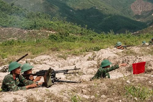  Tiểu đoàn bộ binh thuộc Trung đoàn 866 (Sư đoàn 31) thực binh bắn đạn thật. Ảnh: H.P 
