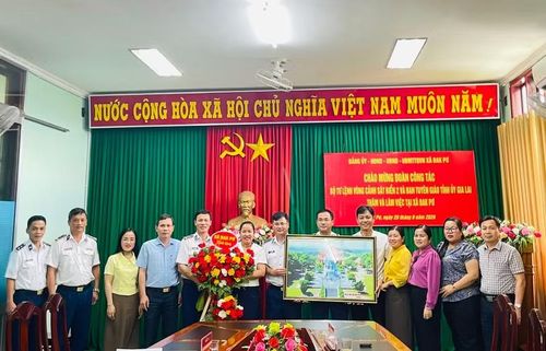  Đoàn công tác Bộ Tư lệnh Vùng Cảnh sát biển 2 tặng quà lưu niệm cho xã Đak Pơ. Ảnh: N.T 