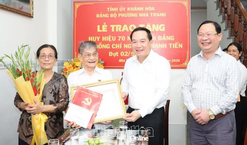 Đồng chí Hồ Xuân Trường trao Huy hiệu 70 năm tuổi Đảng cho đảng viên Nguyễn Mạnh Tiến.