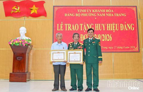 Thiếu tướng Nguyễn Túy - Ủy viên Ban Thường vụ Tỉnh ủy, Chỉ huy trưởng Bộ Chỉ huy Quân sự tỉnh trao Huy hiệu 60 năm tuổi Đảng cho Anh hùng Lực lượng vũ trang nhân dân Nguyễn Đức Quân (ở giữa).