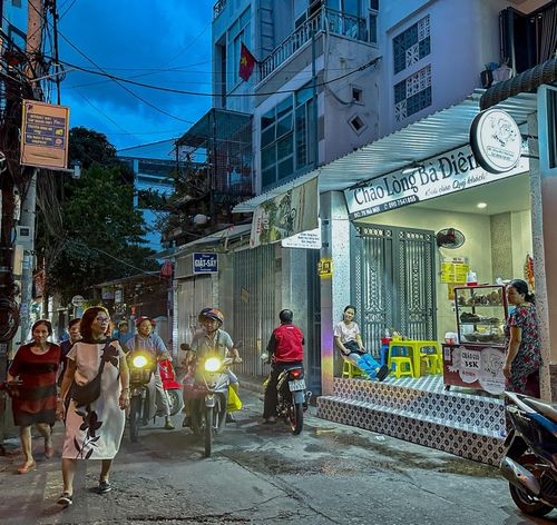 Các quán ăn trong ngõ hẻm, càng về đêm càng tấp nập.