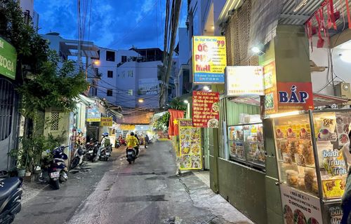 Các quán ăn trong ngõ hẻm, càng về đêm càng tấp nập.