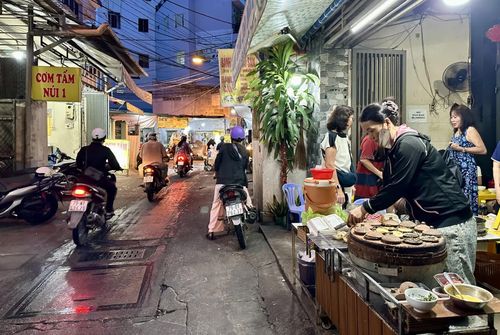 Các quán ăn trong ngõ hẻm, càng về đêm càng tấp nập.