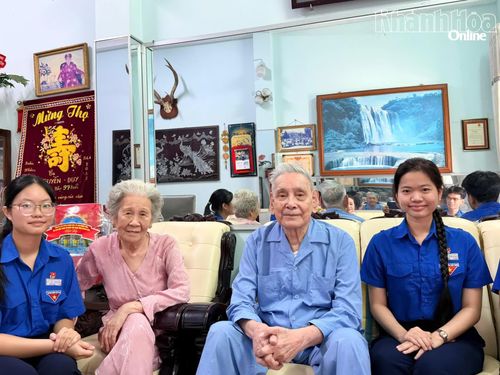 Ông Nguyễn Văn Duy kể chuyện truyền thống cách mạng với thế hệ trẻ.