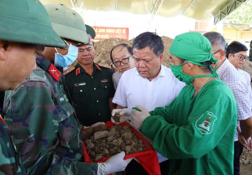 Đồng chí Trần Phong xem xét các di vật và hài cốt được tìm thấy tại hiện trường khai quật.