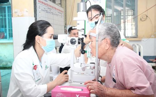 Khám các bệnh về mắt cho người cao tuổi không nơi nương tựa đang được nuôi dưỡng tại Trung tâm Bảo trợ xã hội và Công tác xã hội tỉnh.