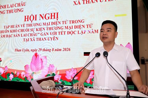 Đồng chí Trần Văn Hùng - Phó Giám đốc Sở Công thương phát biểu tại hội nghị.