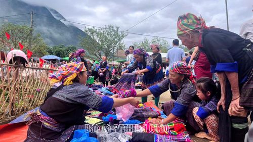 Các hoạt động văn hóa, vui chơi, thể thao tại chợ phiên Tà Mung.