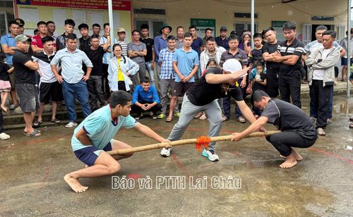 Các vận động viên tham gia thi đấu môn đẩy gậy.