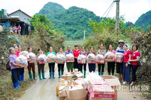 Lãnh đạo Hội Chữ thập đỏ tỉnh cùng thành viên CLB Giọt hồng trao ước mơ trao tặng quà đến người dân xã Tân Đoàn