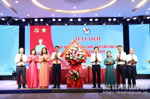 Lãnh đạo Uỷ ban MTTQ Việt Nam tỉnh tặng hoa chúc mừng đại hội