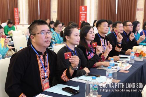 Các đại biểu biểu quyết thông qua nghị quyết đại hội