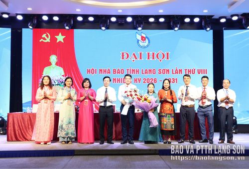 Lãnh đạo Uỷ ban MTTQ Việt Nam tỉnh và đại diện Ban Chấp hành Hội Nhà báo Việt Nam tặng hoa chúc mừng Ban Chấp hành Hội Nhà báo tỉnh khóa VIII, nhiệm kỳ 2026 - 2031