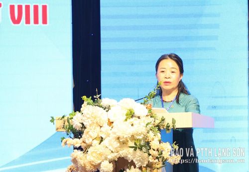 Đồng chí Vi Thị Thu Đạm, Phó Chủ tịch Hội Văn học Nghệ thuật tỉnh, Tổng Biên tập Tạp chí Văn nghệ xứ Lạng, thành viên Đoàn Chủ tịch Đại hội trình bày Báo cáo chính trị tại đại hội