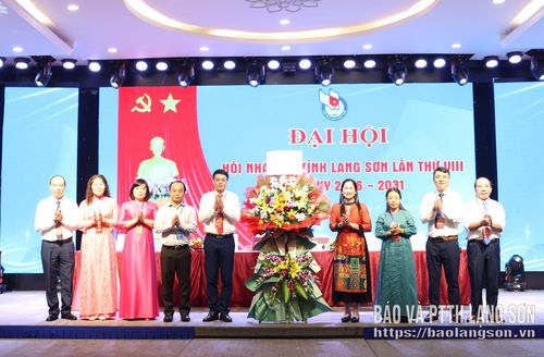 Đại diện Ban Chấp hành Hội Nhà báo Việt Nam tặng hoa chúc mừng đại hội