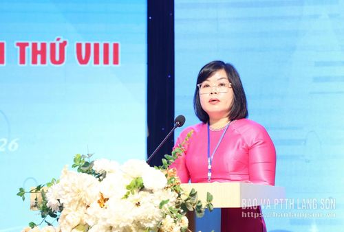 Đồng chí Hồ Xuân Hương, Phó Trưởng phòng Phòng Chuyên đề, Báo và Phát thanh, Truyền hình Lạng Sơn, thành viên Đoàn Chủ tịch Đại hội điều hành thảo luận tại đại hội