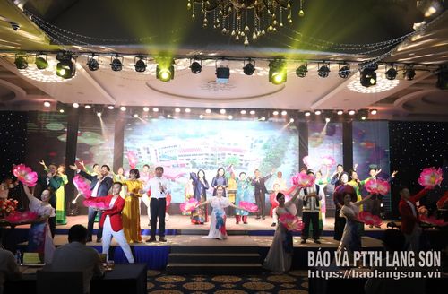 Tiết mục văn nghệ chào mừng chương trình gặp mặt
