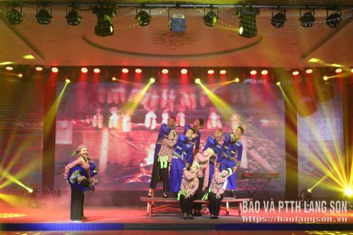 Tiết mục văn nghệ chào mừng chương trình gặp mặt