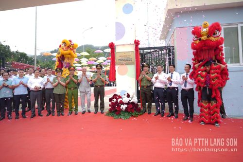 Các đại biểu thực hiện nghi thức gắn biển công trình