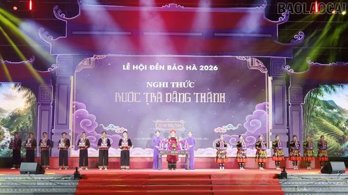 Nghi thức “Rước trà dâng thánh” diễn ra trang nghiêm.