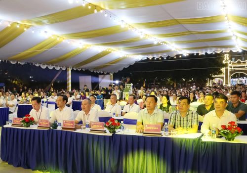 Các đại biểu tham dự Chương trình nghệ thuật đặc sắc với chủ đề “Bảo Hà - Linh thiêng và khát vọng”.