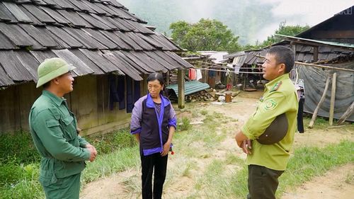 Bí thư Chi bộ Sùng A Cớ và cán bộ kiểm lâm tuyên truyền, nhắc nhở người dân nâng cao ý thức bảo vệ rừng.