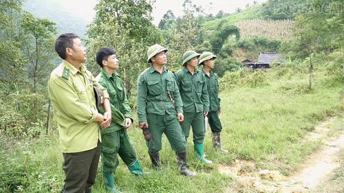 Bí thư Chi bộ Sùng A Cớ (đứng giữa) đi tuần rừng trên địa bàn thôn Tà Dông.