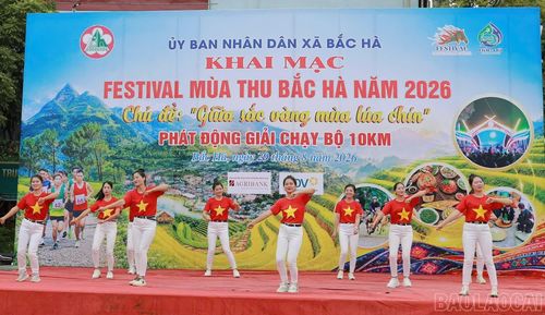 Xen kẽ là các tiết mục ca ngợi tình yêu quê hương, đất nước.
