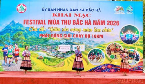 Nhiều tiết mục mang đậm bản sắc văn hóa các dân tộc Bắc Hà tại lễ khai mạc.