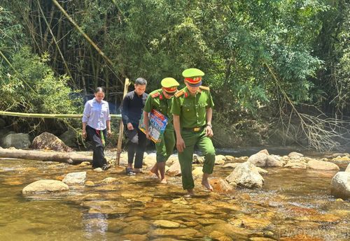 Cán bộ Công an xã Nậm Xé tranh thủ giờ nghỉ đến tuyên truyền xây dựng nhà không ma túy tại thôn Tu Thượng.