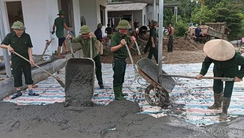Hội viên cựu chiến binh xã Đông Cuông, tổ chức lao động ngày công giúp hội viên xây nhà.