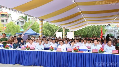 Các đại biểu tham dự buổi lễ.