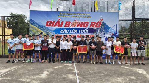 Ban tổ chức trao giải cho nhóm tuổi U20.