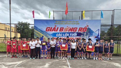 Ban tổ chức trao giải cho nhóm tuổi U15.
